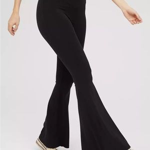 OFFLINE BY AERIE FLARE BLACK LEGGINGS